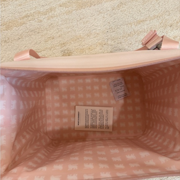 Stanley Pink Travel Bag with Minimalist Design - Picture 4 of 4
